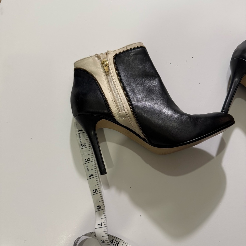 Banana Republic Kamile Leather Ankle Booties in a Black and Cream Size 8 - Picture 10 of 11